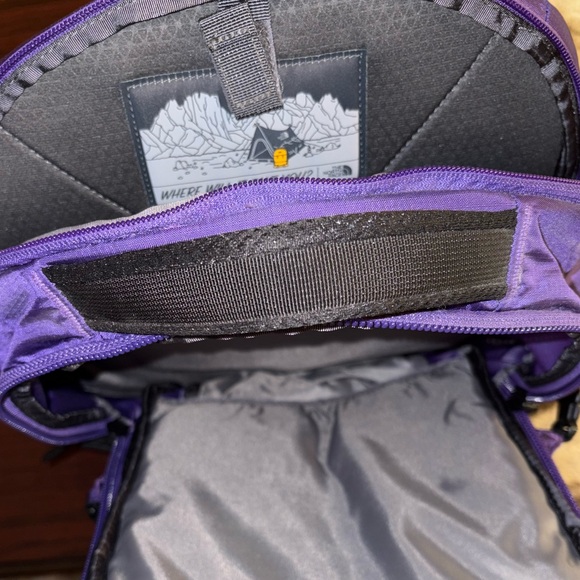 North Face Borealis hiking Backpack w/ laptop sleeve - Picture 2 of 3